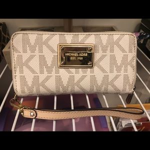Michael Kors wallet with wristlet